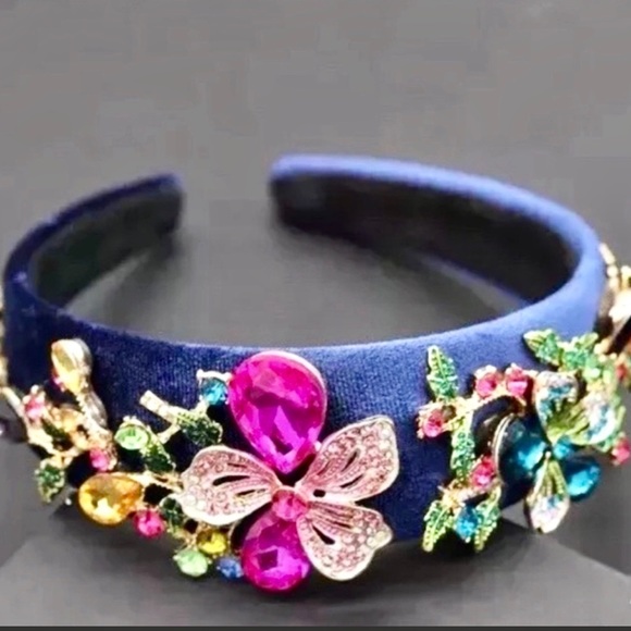 Accessories - FROM NEW YORK/PARIS IT’S ON EVERYONE’S HEAD